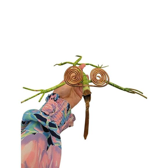 Whimsical Green Wire Lizard Sculpture With Spiral Eyes & Long Tail - Picture 11 of 16